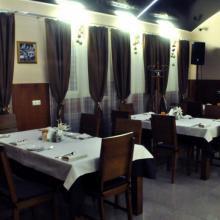 ��n-2� hotel restaurant